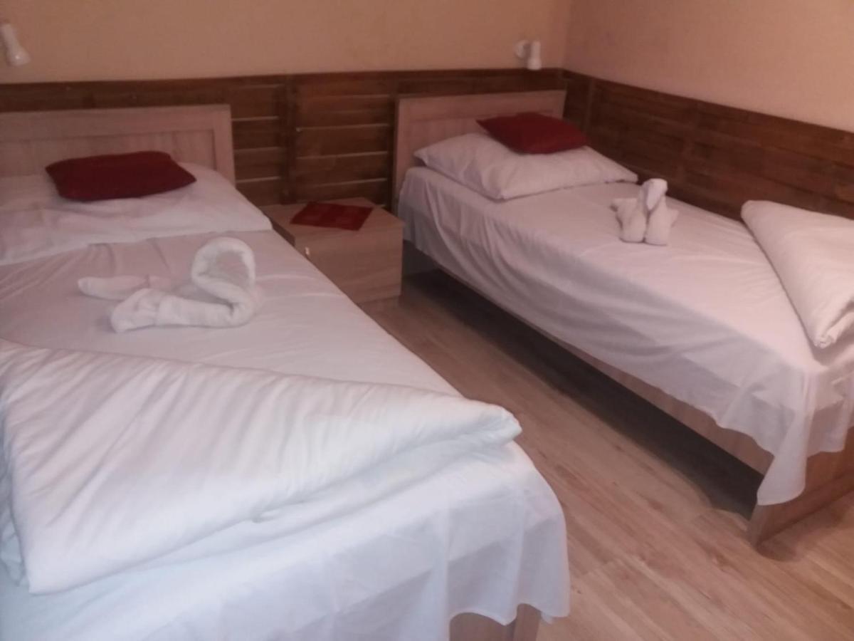 Abszolut Hotel Es Panzio Ньирбатор Экстерьер фото