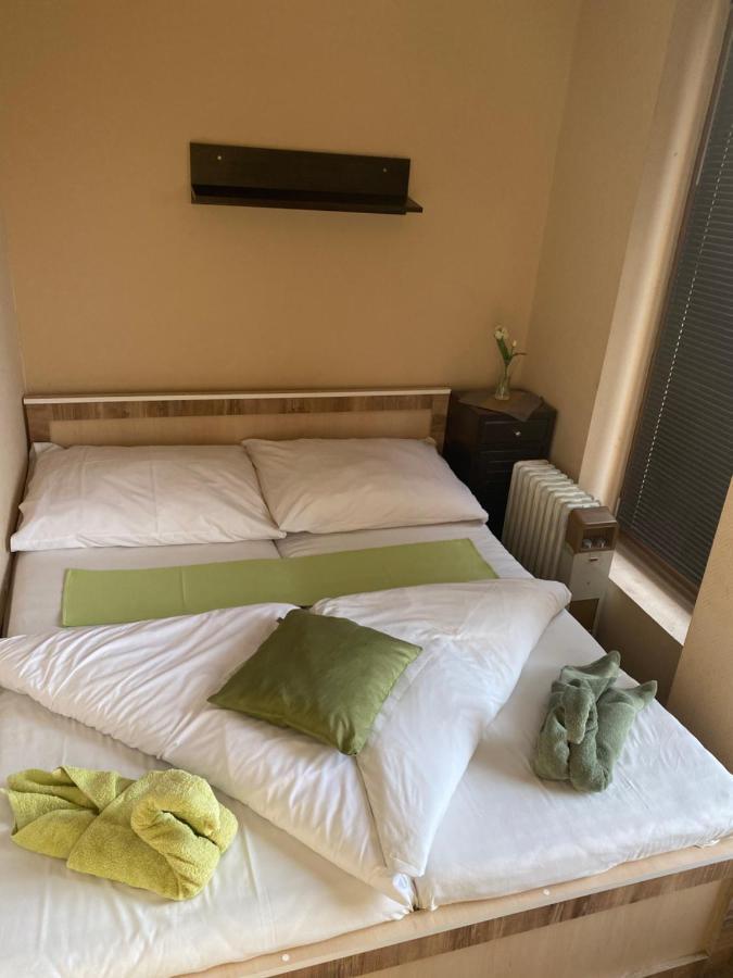 Abszolut Hotel Es Panzio Ньирбатор Экстерьер фото