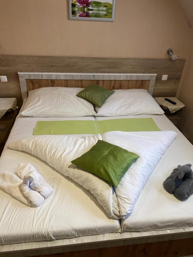 Abszolut Hotel Es Panzio Ньирбатор Экстерьер фото