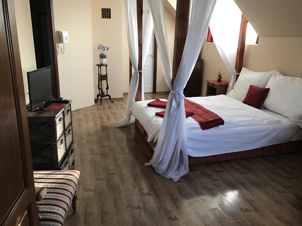 Abszolut Hotel Es Panzio Ньирбатор Экстерьер фото
