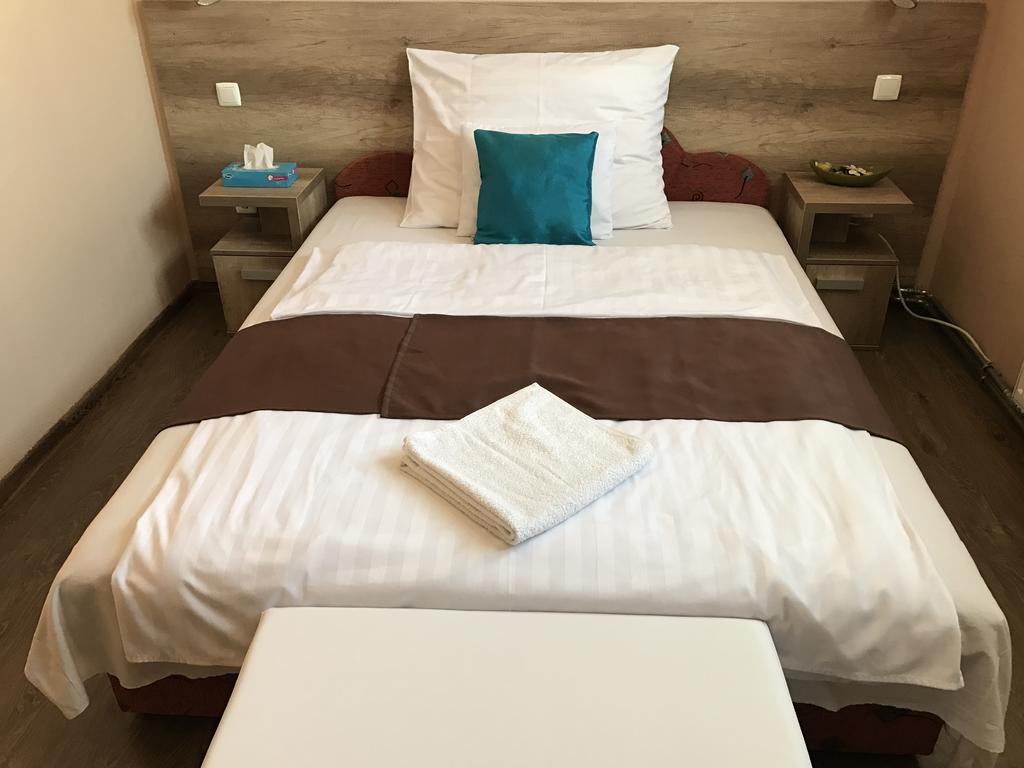 Abszolut Hotel Es Panzio Ньирбатор Экстерьер фото