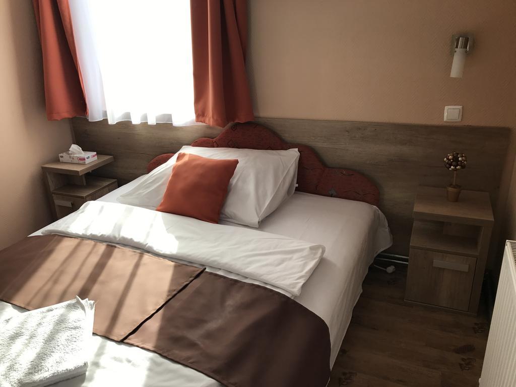 Abszolut Hotel Es Panzio Ньирбатор Экстерьер фото