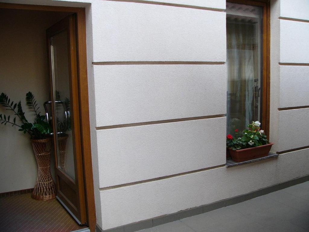 Abszolut Hotel Es Panzio Ньирбатор Экстерьер фото
